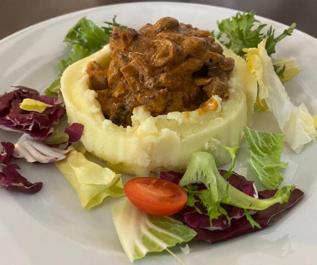 Бефстроганов з картопляним пюре